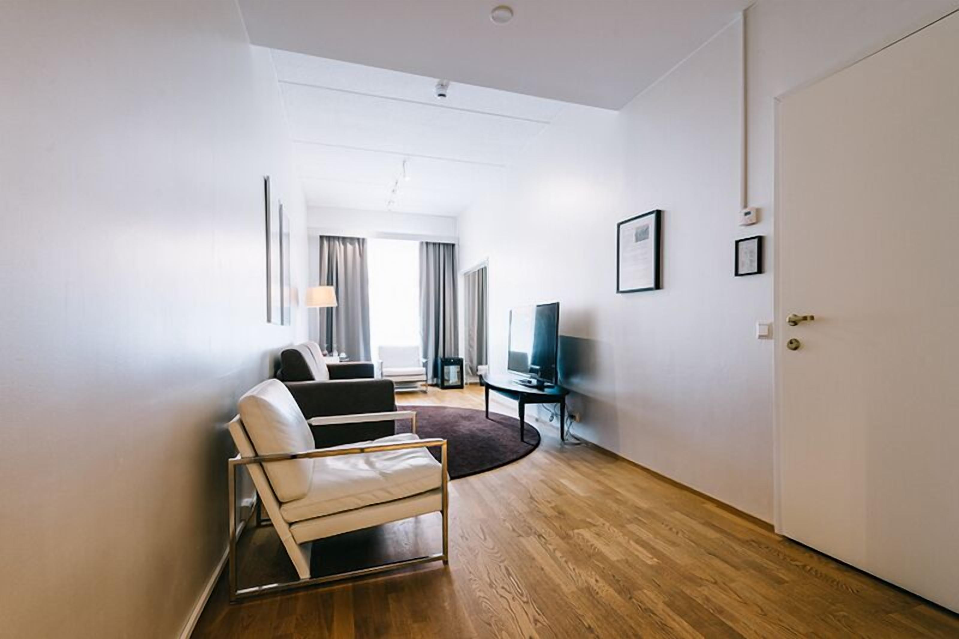 suite | premium bedding, down duvets, minibar, desk