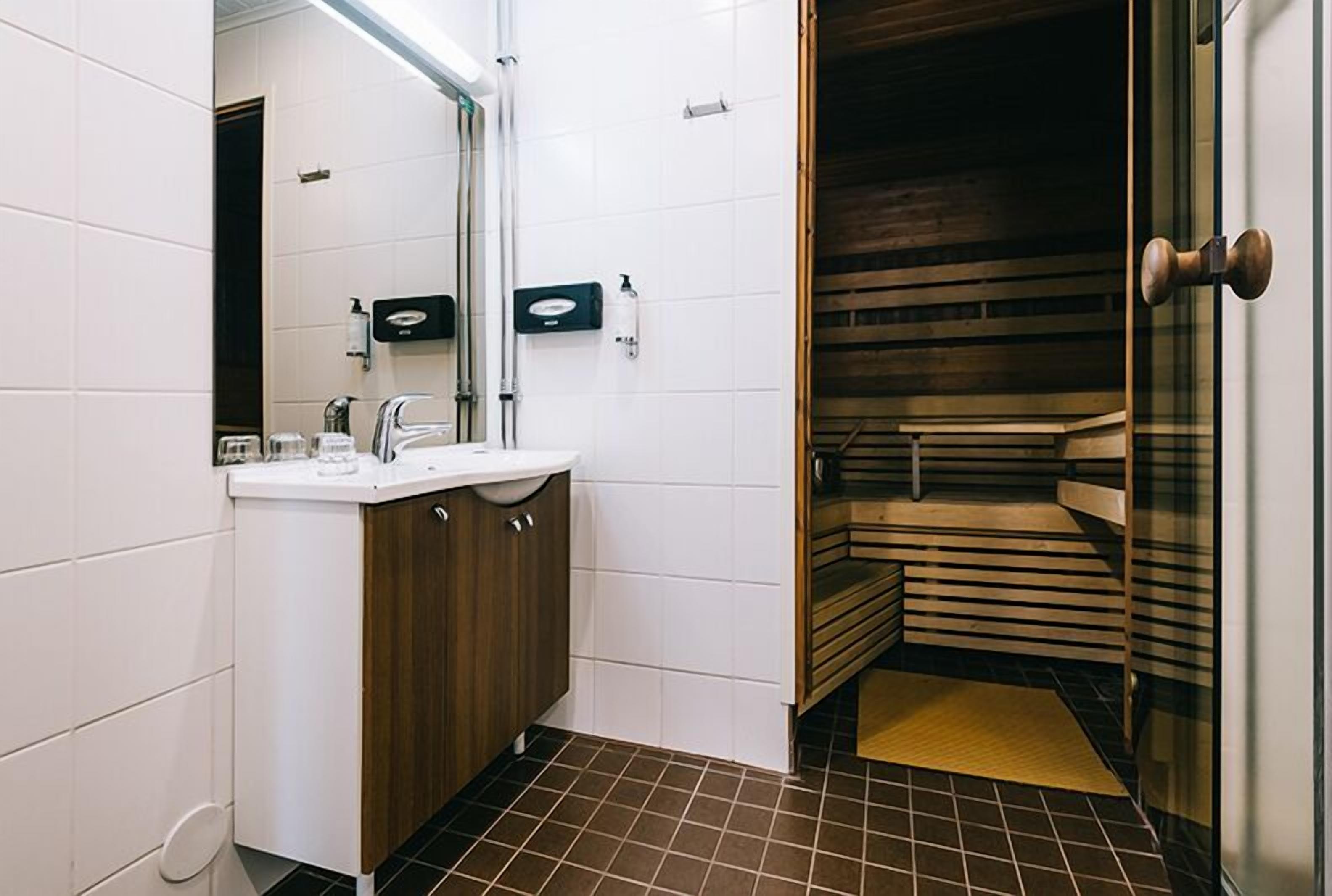 suite | bathroom | shower, free toiletries, hair dryer, towels