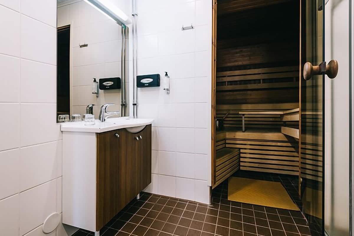 suite | bathroom | shower, free toiletries, hair dryer, towels