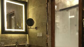 Deluxe-Apartment, 2 Schlafzimmer | Badezimmer | Dusche, Regendusche, Designer-Toilettenartikel, Haartrockner