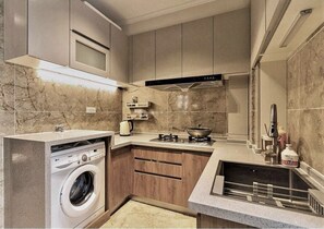 Deluxe-Apartment, 2 Schlafzimmer | Eigene Kochnische | Kühlschrank, Mikrowelle, Herdplatte, Wasserkocher mit Kaffee-/Teezubehör