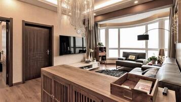 Deluxe-Apartment, 2 Schlafzimmer | Wohnbereich | 65-Zoll-Fernseher mit Digitalempfang