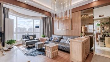 Deluxe-Apartment, 2 Schlafzimmer | Wohnbereich | 65-Zoll-Fernseher mit Digitalempfang