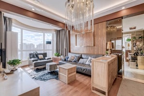 Deluxe-Apartment, 2 Schlafzimmer | Wohnbereich | 65-Zoll-Fernseher mit Digitalempfang