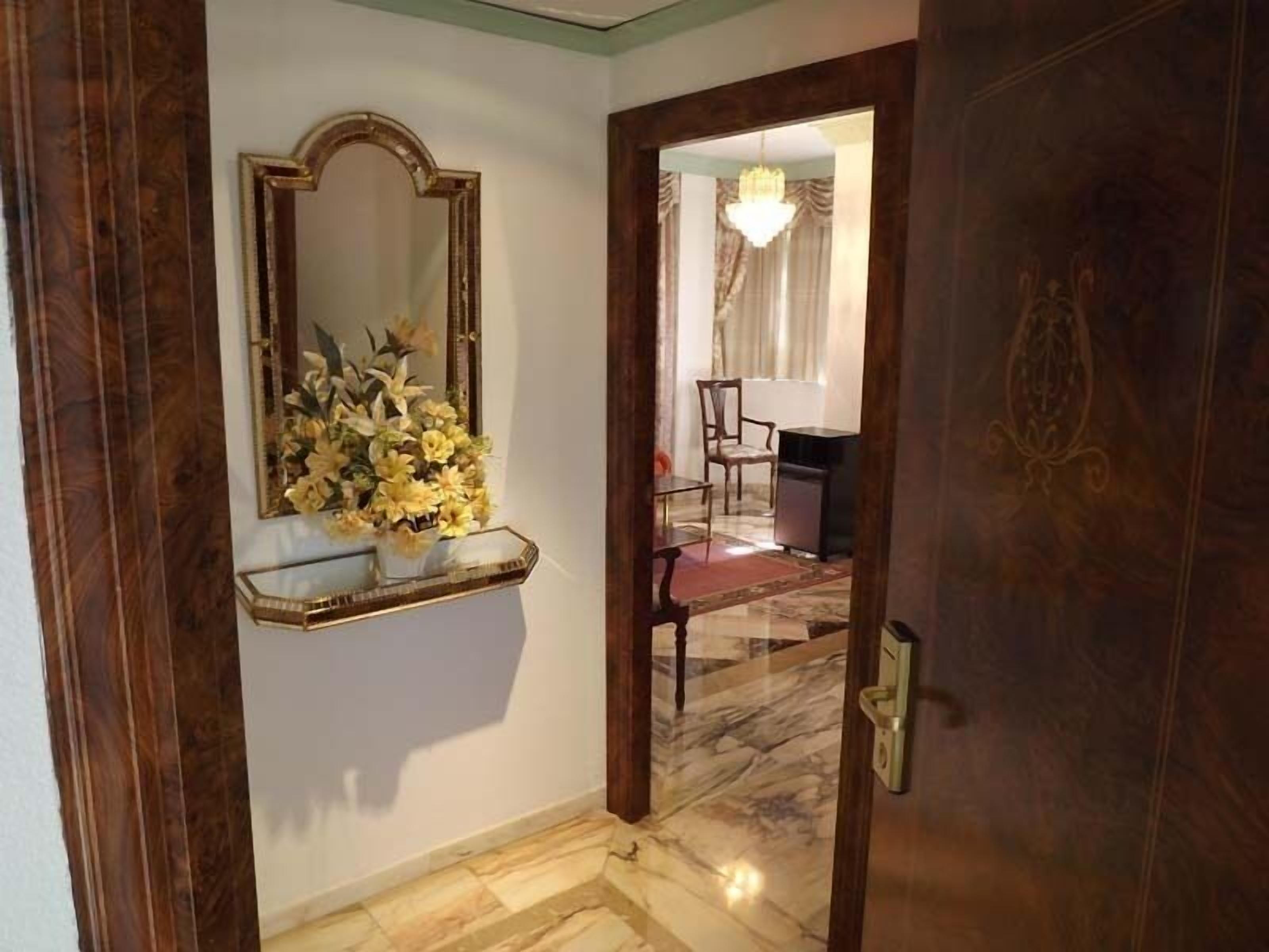 Suite | Minibar, escritorio, wifi gratis y ropa de cama 