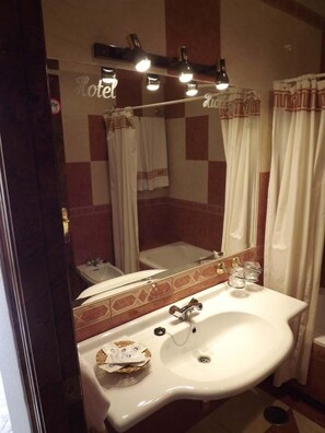 Bañera, artículos de higiene personal gratuitos, secador de pelo y bidé