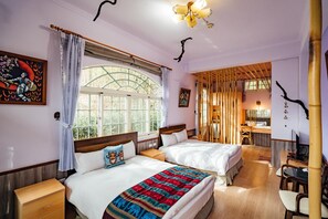 Schreibtisch, Verdunkelungsvorhänge, schallisolierte Zimmer