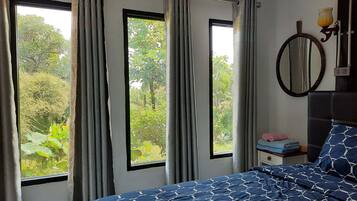 Habitación básica doble, 1 cama King size, vista al jardín | Cortinas blackout, wifi gratis y ropa de cama