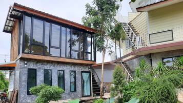 Cortines opaques, wifi gratuïta i roba de llit