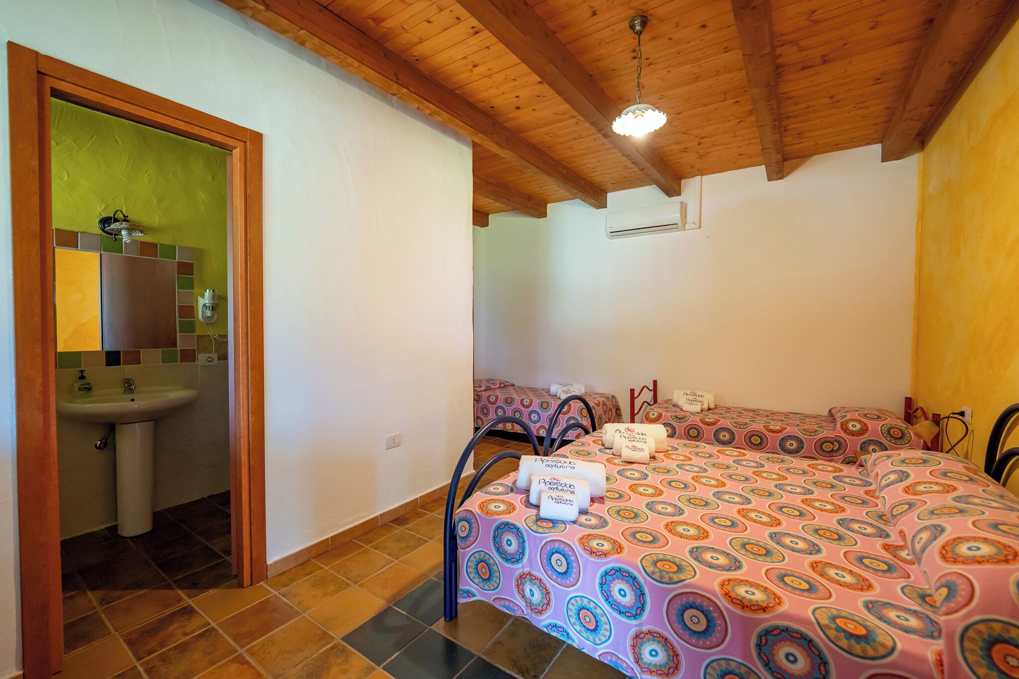 Minibar, wifi gratis y ropa de cama 