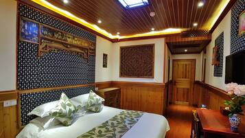 Luxury Double Room | Desk, blackout drapes, soundproofing, rollaway beds