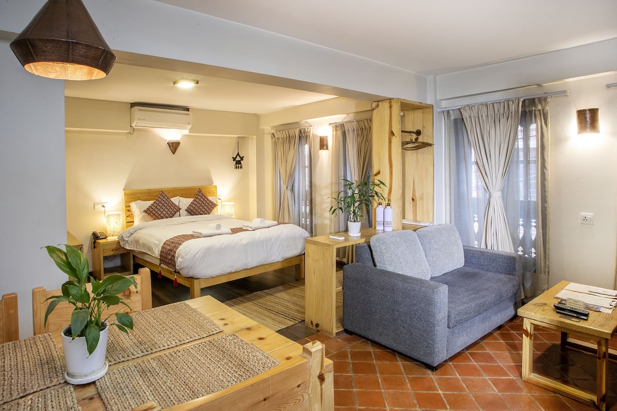 1 habitación, escritorio y espacio para trabajar con laptop