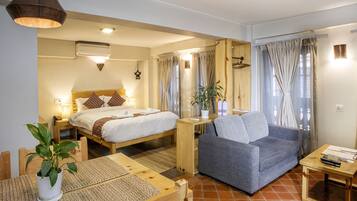 Deluxe-Studio, 1 Queen-Bett, Nichtraucher, Kühlschrank und Mikrowelle (AC) | 1 Schlafzimmer, Schreibtisch, laptopgeeigneter Arbeitsplatz