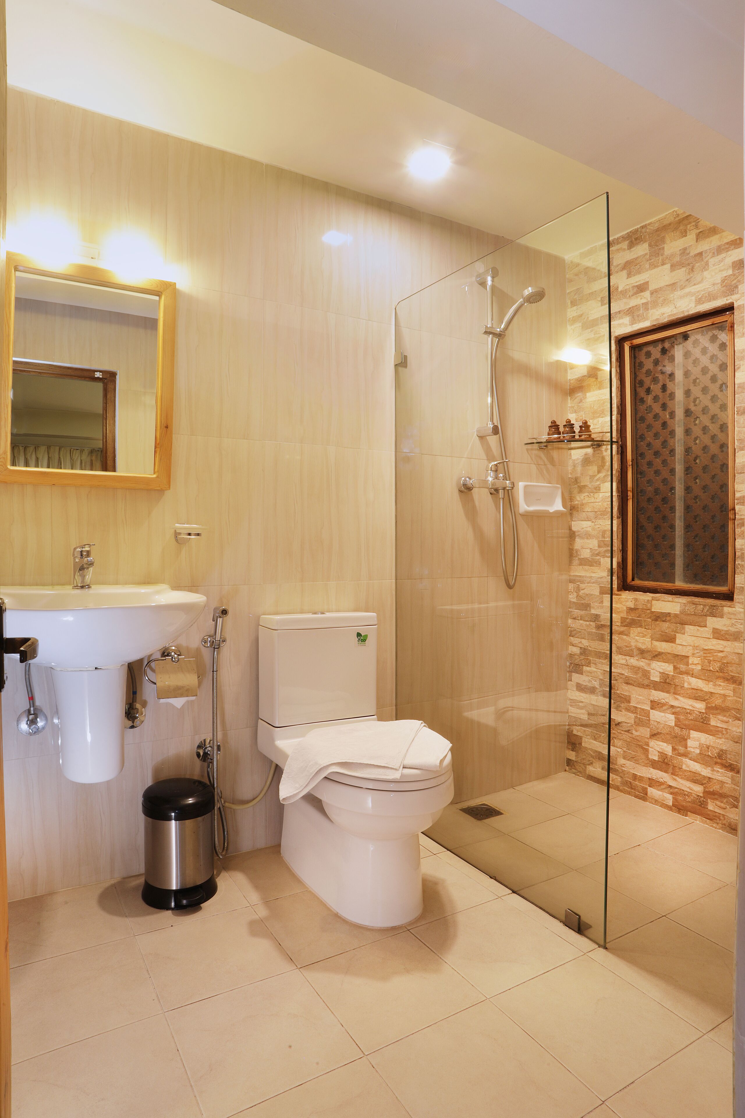 Un baño con lavamanos, inodoro y ducha.