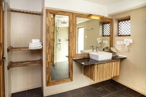 Phòng Deluxe, 1 giường cỡ queen, quang cảnh sân vườn | Phòng tắm | Buồng tắm vòi sen, bồn tắm ngâm, vòi sen phun mưa 