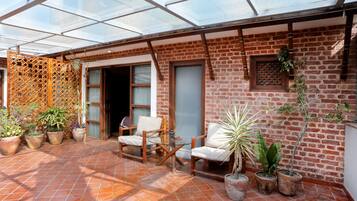 Deluxe-Zimmer, 1 Queen-Bett, Blick auf den Innenhof | Terrasse/Patio