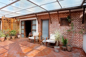 Deluxe Room, 1 Queen Bed, Courtyard View | Terrace/patio