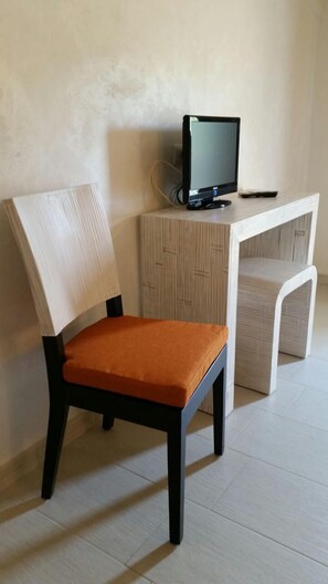 Comfort Room, City View | Room amenity