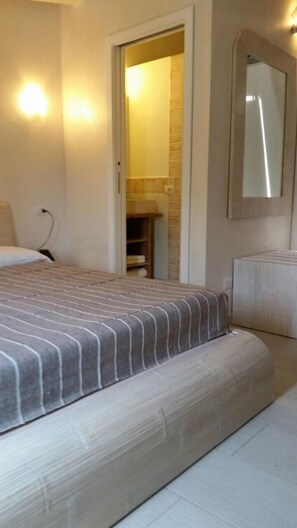 Roupas de cama premium, escrivaninha, Wi-Fi de cortesia, roupa de cama