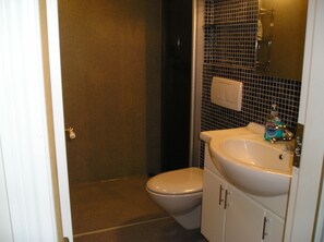 Family Penthouse, 2 Bedrooms | Bathroom | Free toiletries, hair dryer - Three Sisters Studio Apartments (Reykjavik)