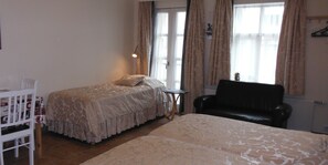 Studio, 3 Single Beds