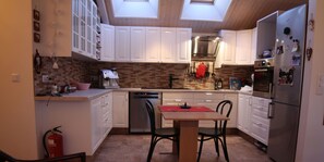 Penthouse, 3 Bedrooms, Sea View | Private kitchen | Microwave, stovetop, coffee/tea maker, electric kettle - Three Sisters Studio Apartments (Reykjavik)