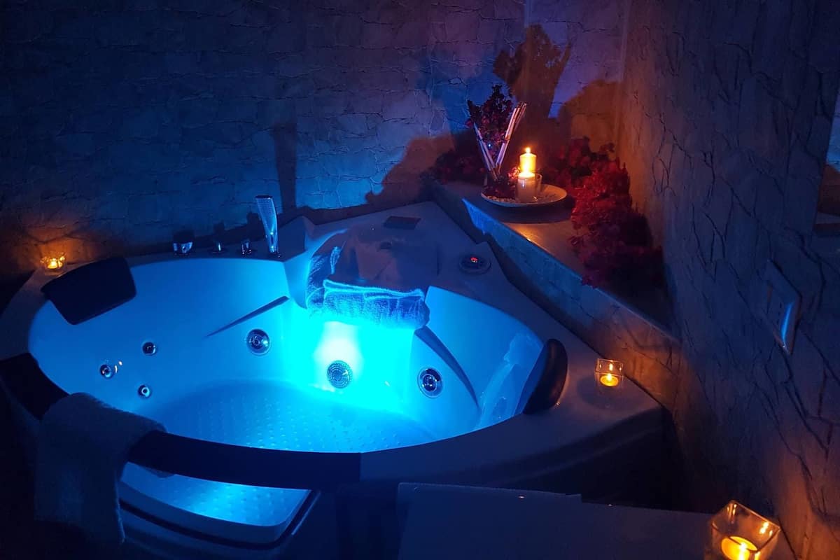 Habitación doble Deluxe, hidromasaje | Baño | Amenidades de baño gratuitas, secadora de cabello, bidet, toallas