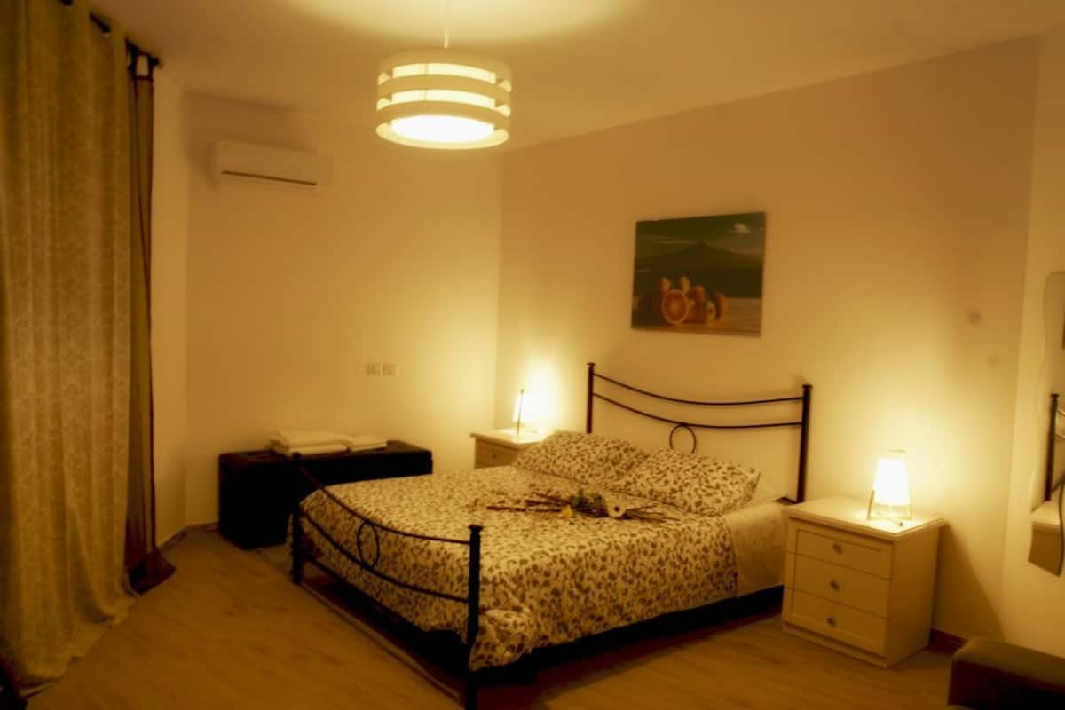Habitación doble estándar, tina | Ropa de cama de alta calidad, escritorio, insonorización y wifi gratis