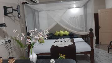 豪華客房 | 羽絨被、房內夾萬、書桌、摺床/加床 (收費)