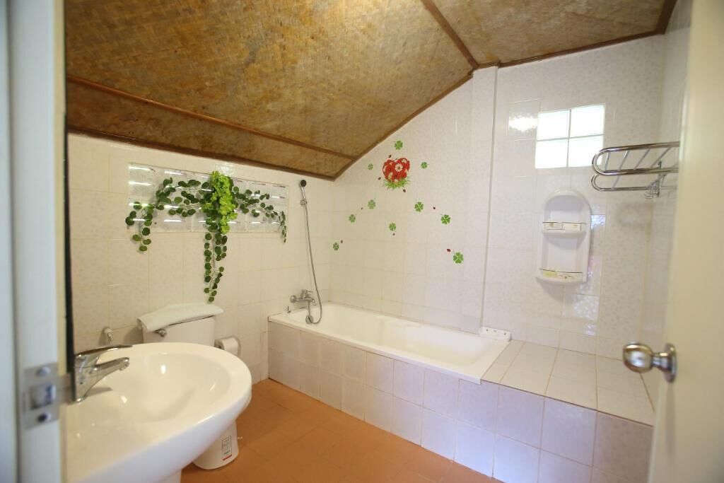 Combined shower/tub, deep soaking tub, free toiletries, towels