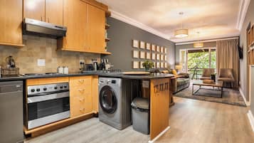 City Apartment, Multiple Beds, Non Smoking | Private kitchen | Fridge, microwave, oven, stovetop