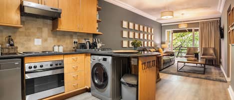 City Apartment, Multiple Beds, Non Smoking | Private kitchen | Fridge, microwave, oven, stovetop