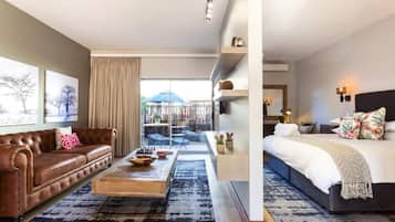 Comfort Apartment, 1 King Bed, Non Smoking | Living area | 32-inch flat-screen TV with cable channels, plasma TV, Netflix