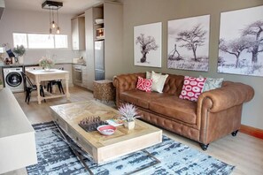 Comfort Apartment, 1 King Bed, Non Smoking | Living area | 32-inch flat-screen TV with cable channels, plasma TV, Netflix - Avemore Vredehof No 3 (Stellenbosch)