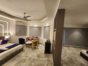 Individually decorated, laptop workspace, blackout drapes, soundproofing - Hotel Square 9 Inn (Gurugram)
