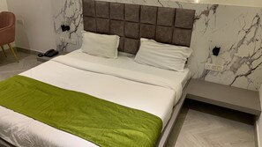 Individually decorated, laptop workspace, blackout drapes, soundproofing - Hotel Square 9 Inn (Gurugram)