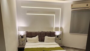 Quarto moderno com uma cama grande, cabeceira estampada em mármore e um ventilador de teto.