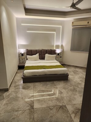 Trippelrum för familj - 1 sovrum | Individuell inredning, arbetsyta för laptop och mörkläggningsgardiner