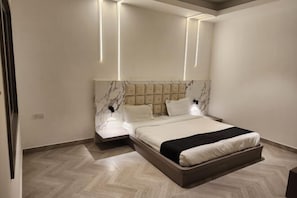 Decoración personalizada y espacio para trabajar con laptop 