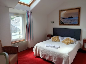 Doppelzimmer | Individuell dekoriert, individuell eingerichtet, Schreibtisch