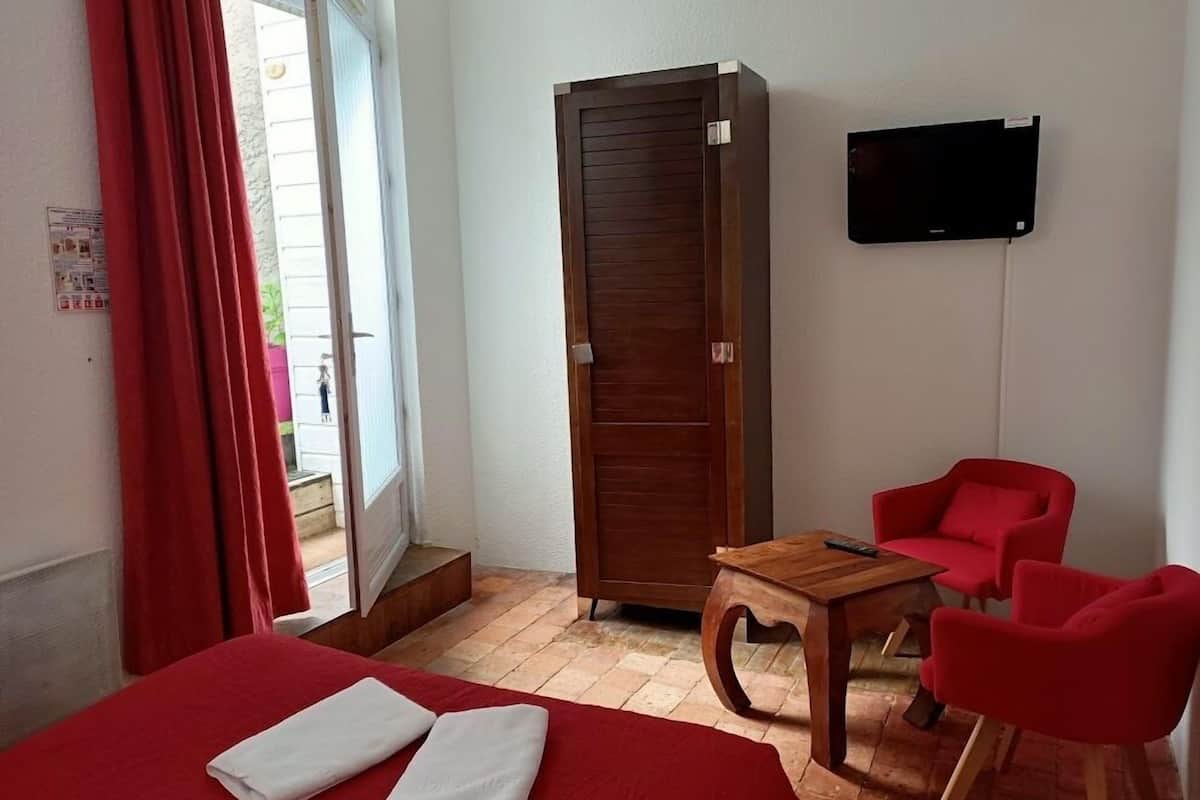 double room | individually decorated, individually furnished, desk, blackout curtains