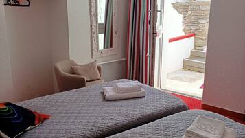 Twin Room | Individually decorated, individually furnished, desk, blackout curtains