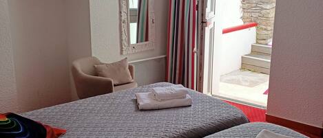 Twin Room | Individually decorated, individually furnished, desk, blackout drapes