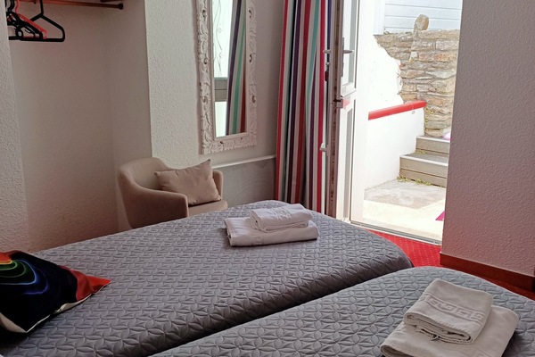 Twin kamer | Individueel gedecoreerd, individueel gemeubileerd, een bureau