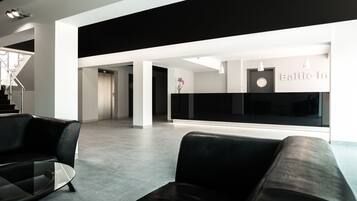 Coin salon dans le hall