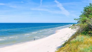 Vlak bij het strand, ligstoelen aan het strand