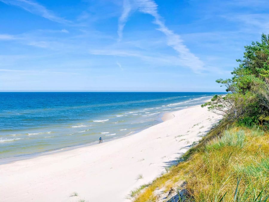 Playa en los alrededores y camastros