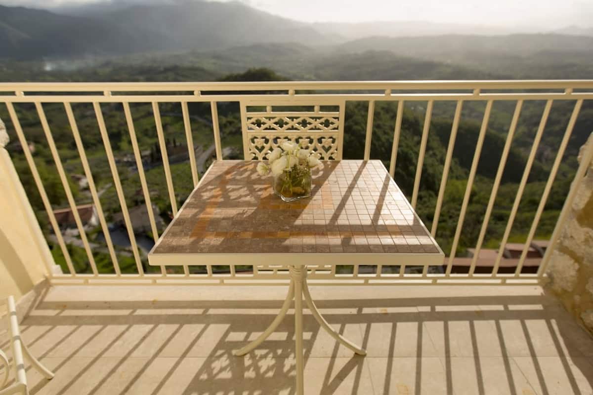 Deluxe suite, en-suite badkamer (Gli Scrittori) | Uitzicht vanaf balkon