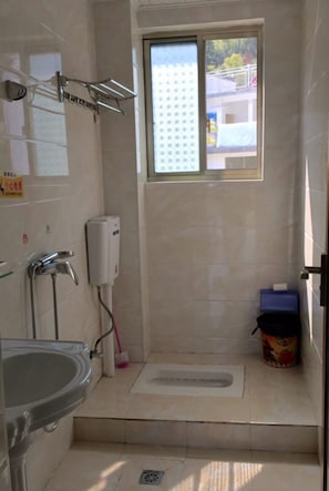 Ducha, artículos de tocador gratuitos, secador de pelo, pantuflas