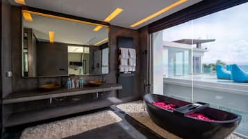 Separate bathtub and shower, deep-soaking bathtub, rainfall showerhead